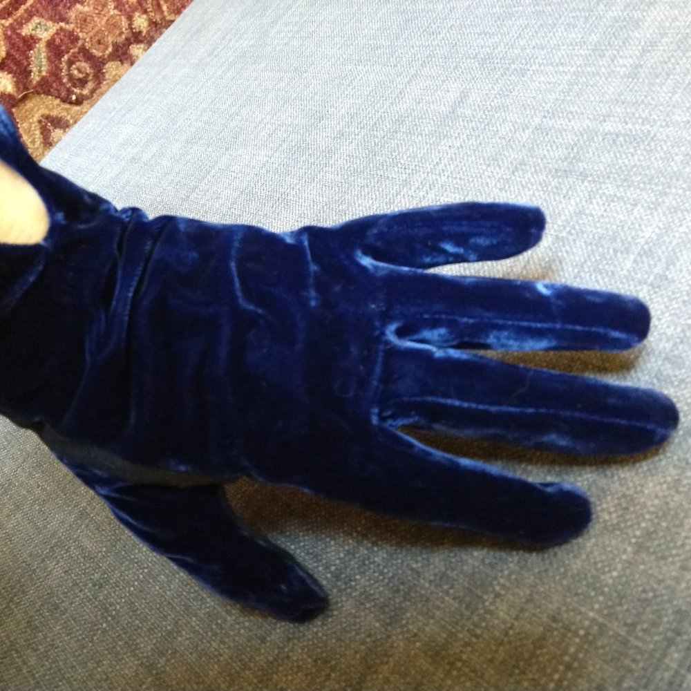 Vintage Blue Velvet Gutman Lann Gloves, size 6 1/2, excellent condition